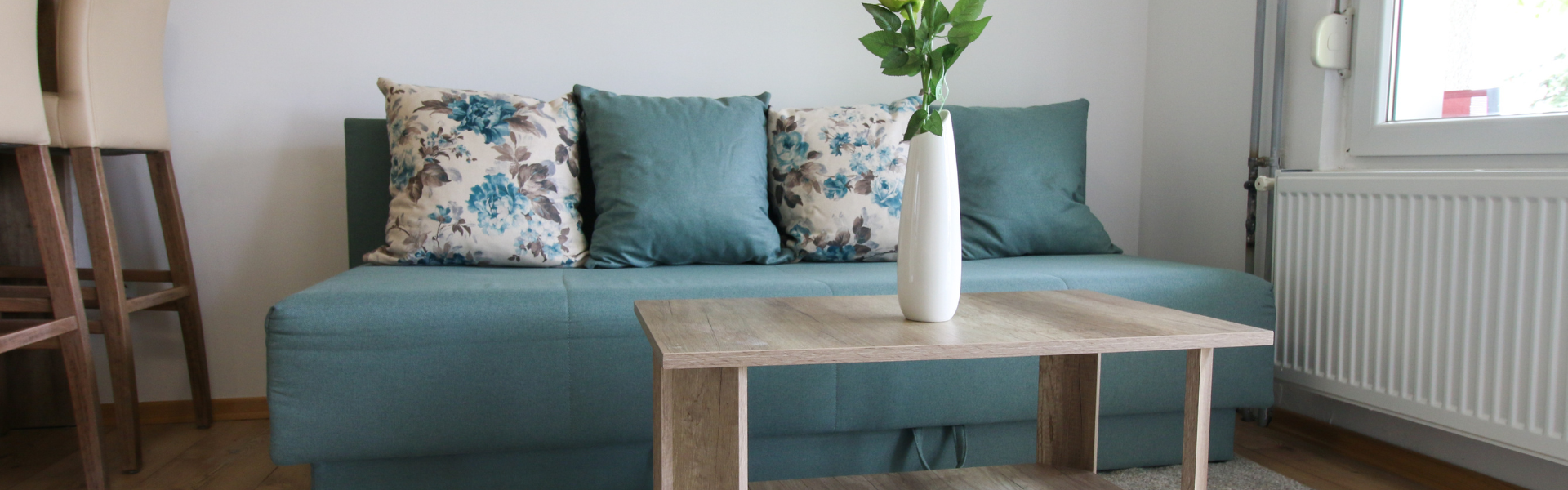 The image shows Apt Horvatovac's living room.