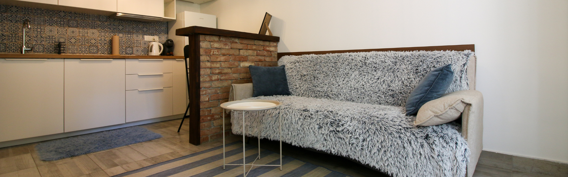 The image shows Apt Ilica 10's living room.