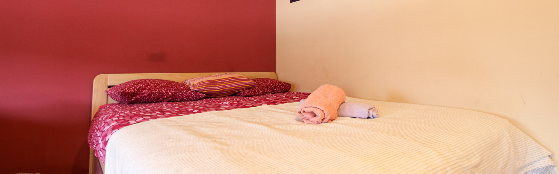 The image shows a bed in Apt Kvaternik.