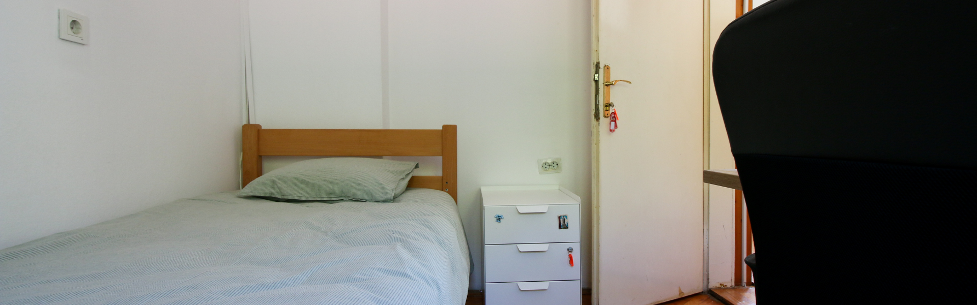 The image shows the bedroom of Room Ravnice Two B3.