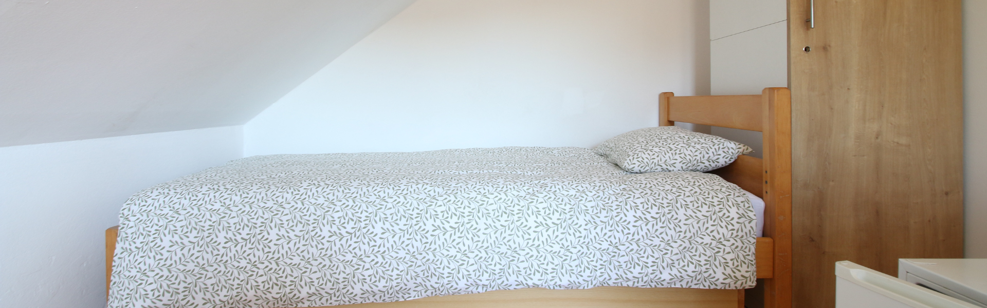 The image shows the bedroom of Room Ravnice Two B4.