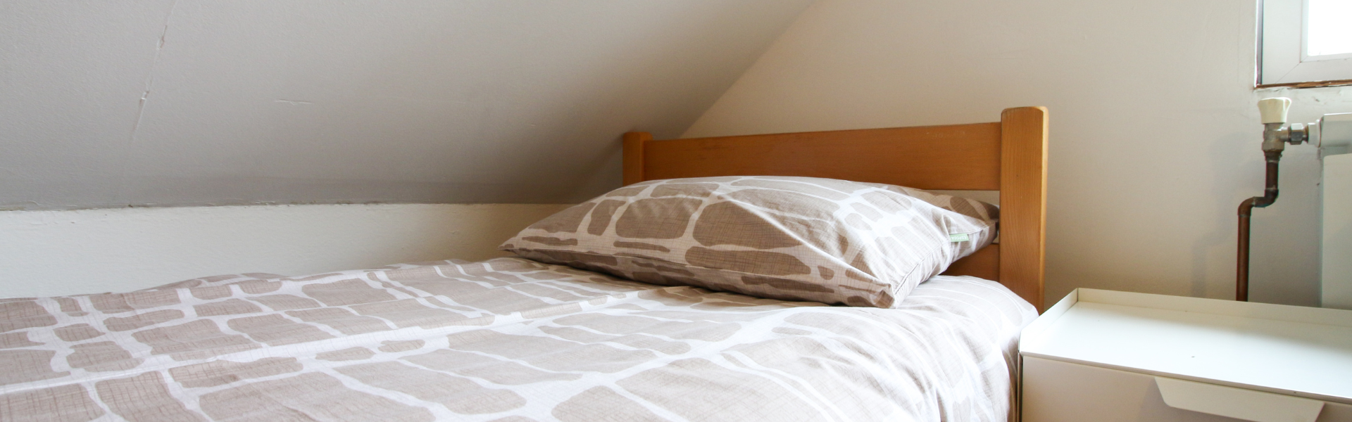 The image shows the bedroom of Room Ravnice Two B5.