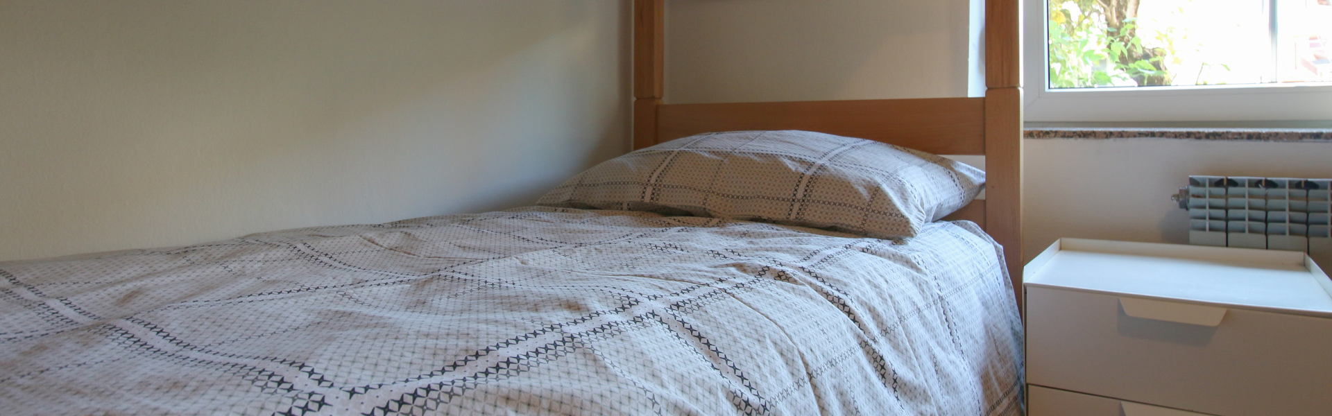 The image shows the bedroom of Room Ravnice Two B1.