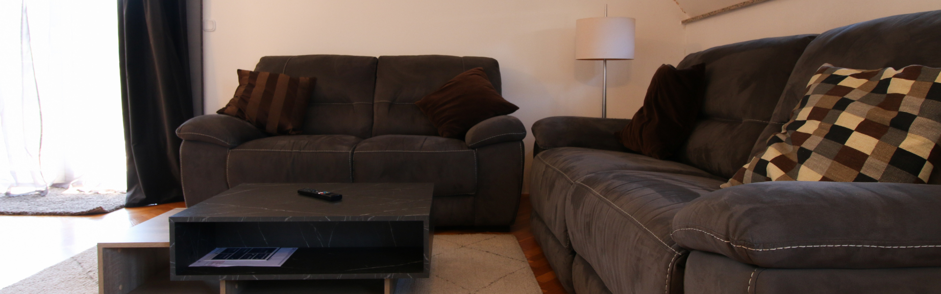 Image shows Apt Greben 1’s living room.