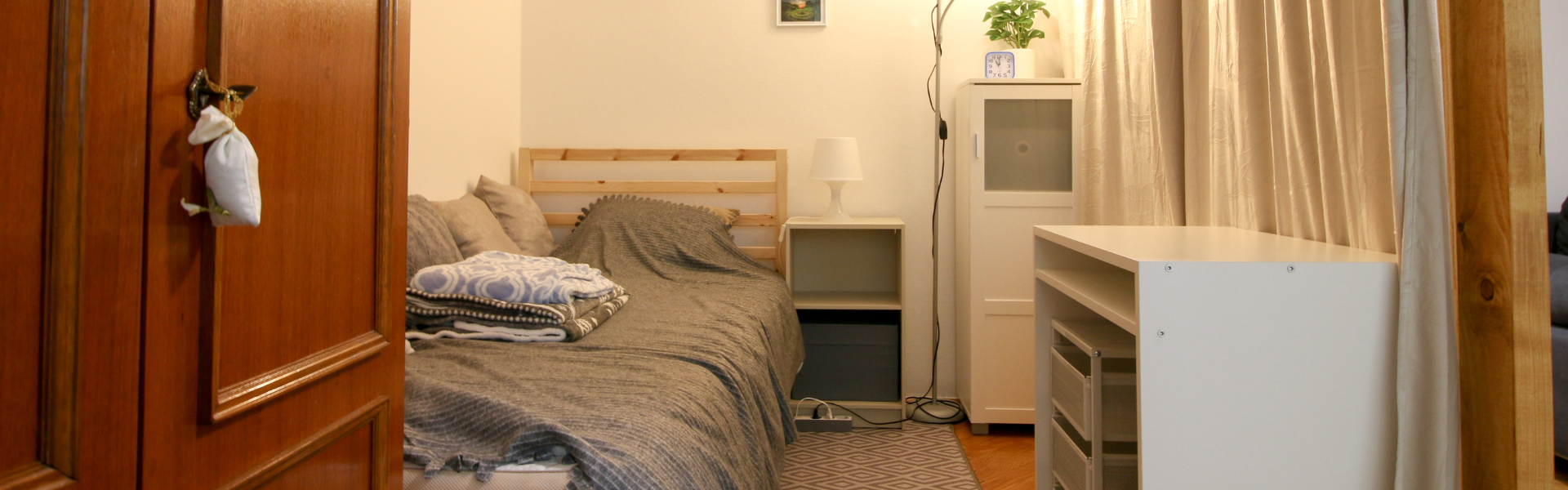 Image shows Barun Apt’s bedroom.