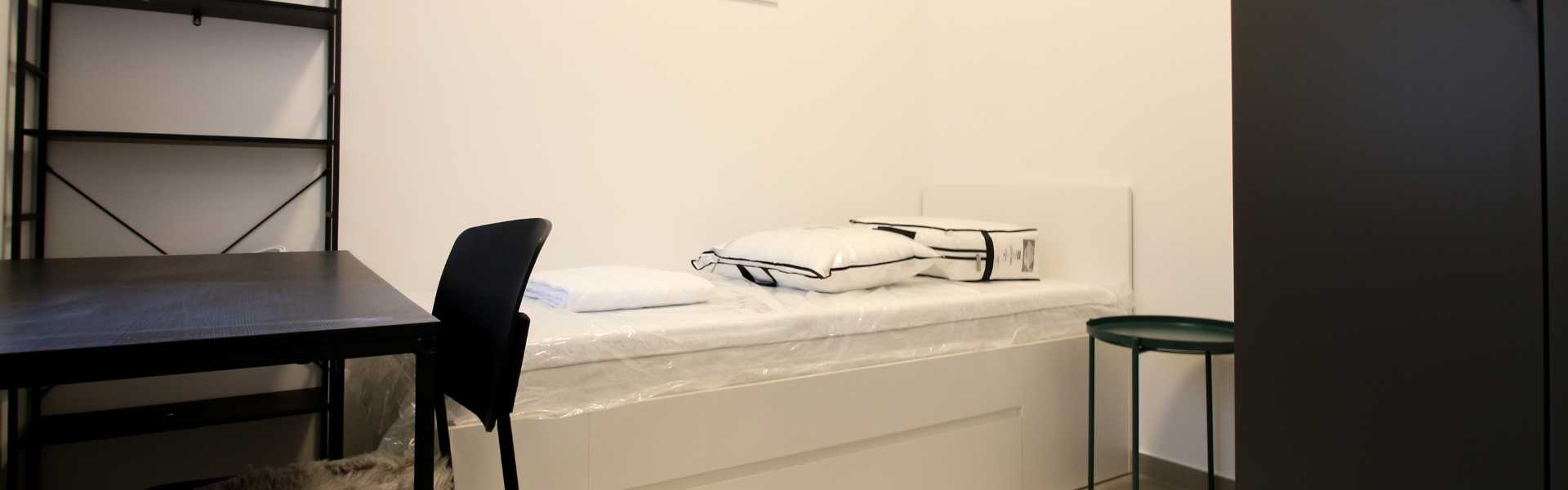 The image shows a bedroom in Room Feren 1.