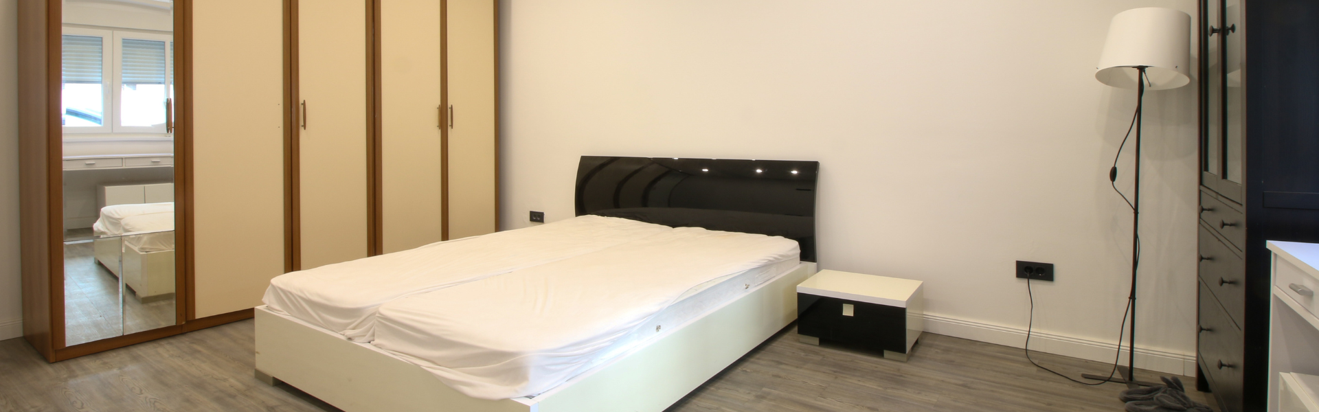 The image shows a bedroom in Apt Meduliceva.