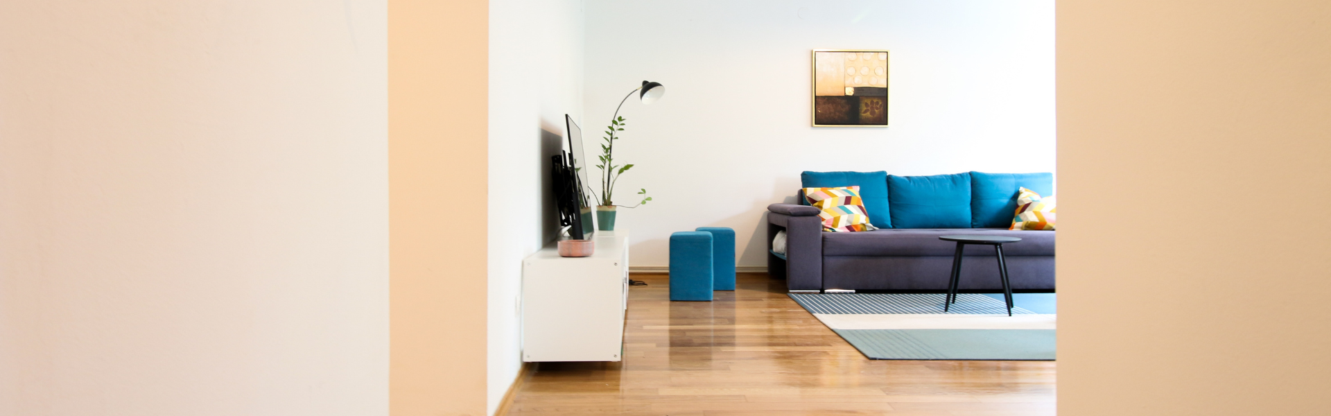 The image shows a living room in Apt Trnsko.