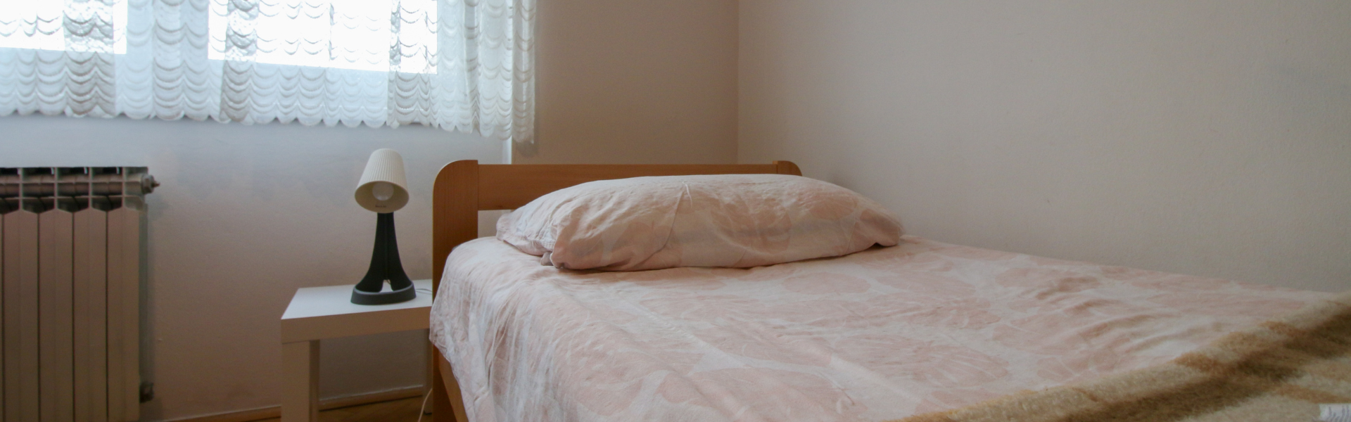 The image shows one of the beds in Apt Maksimir 2.