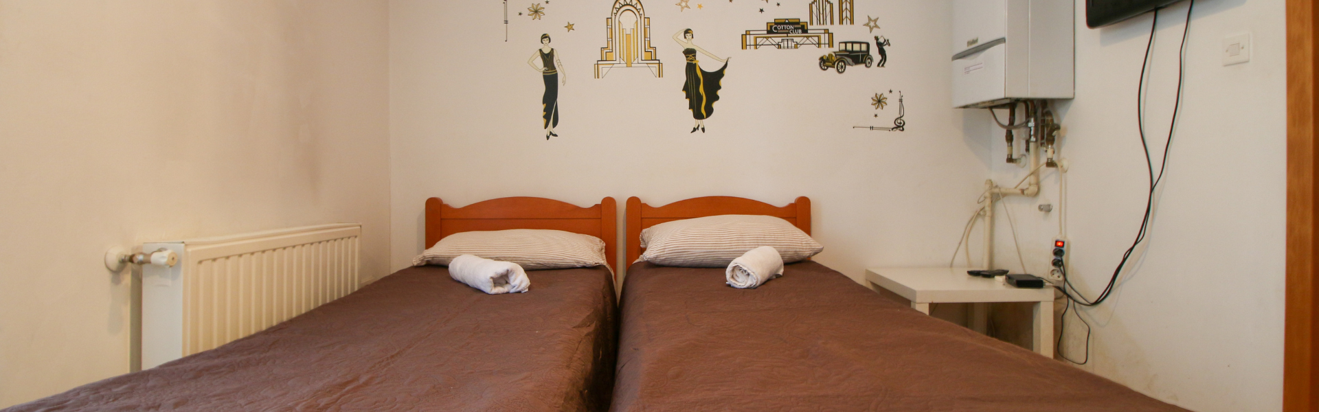 The image shows a bed in Studio Mokricka 2.