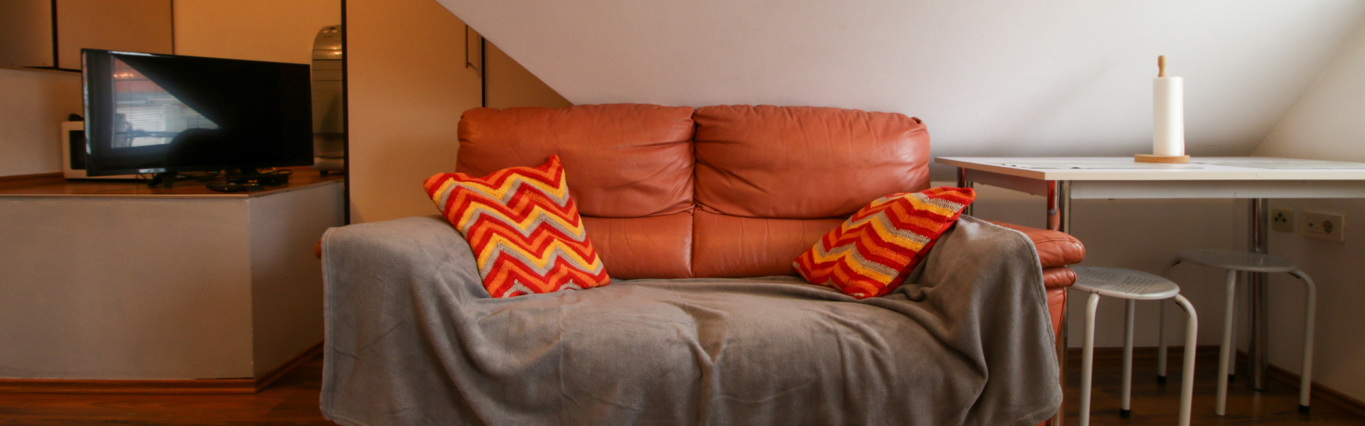 The image shows a couch in Studio Mokricka 7.