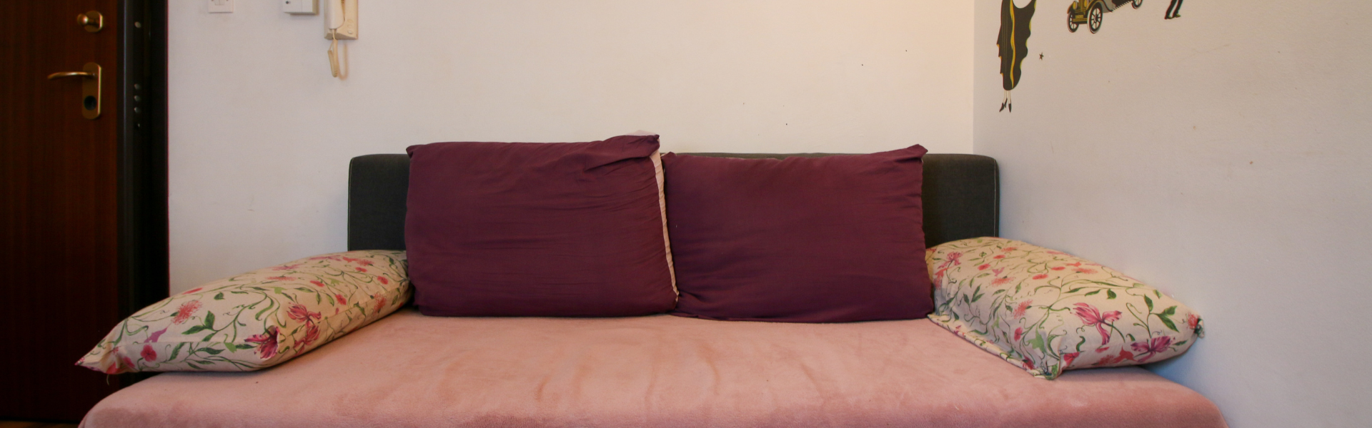 The image shows a couch in Apt Mokricka 3.