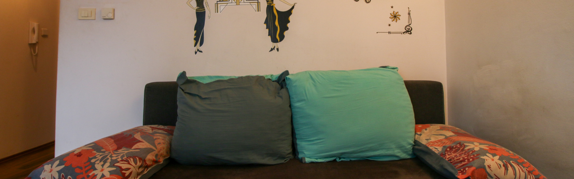 The image shows a couch in Apt Mokricka 6.