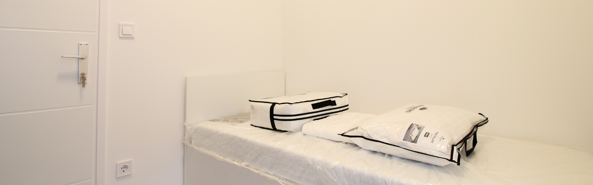 The image shows a bedroom in Room Feren 2.