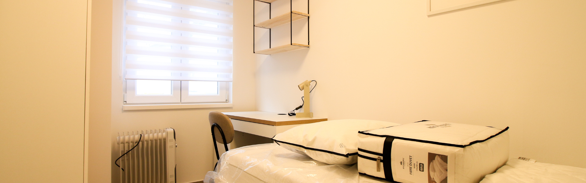 The image shows a bedroom in Room Feren 3.