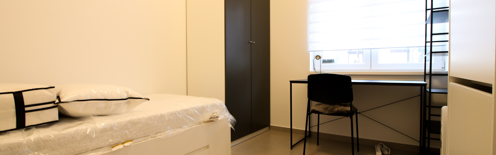 The image shows a bedroom in Room Feren 4.