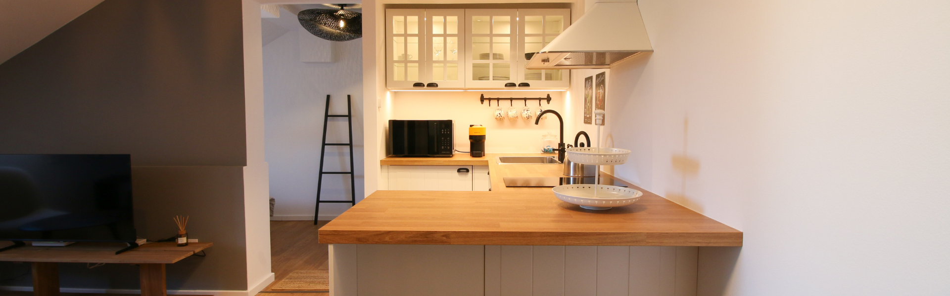 The image shows the kitchen of Apt Pavla Hatza.