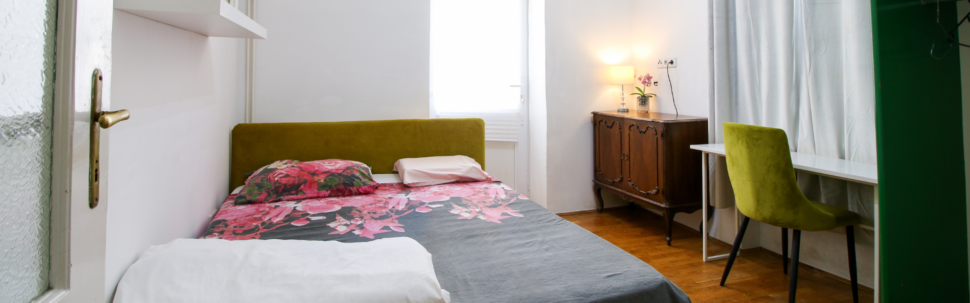 The image shows one of the bedrooms in Apt Ratkaj.