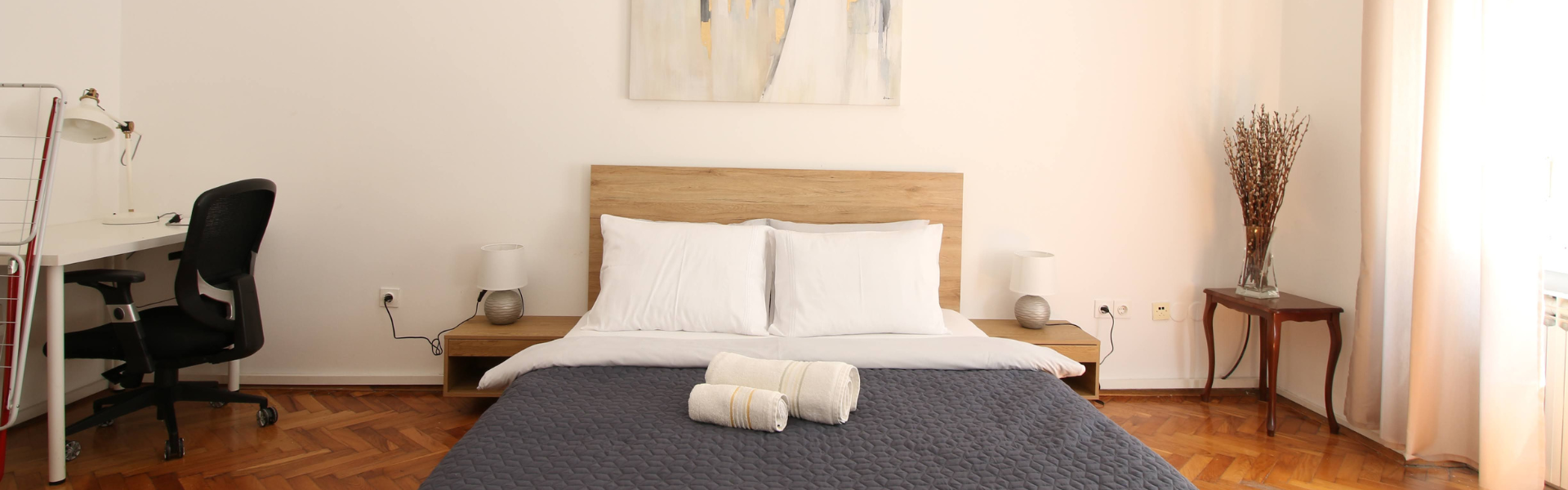 The image shows one of the bedrooms in Apt Senoa 1.