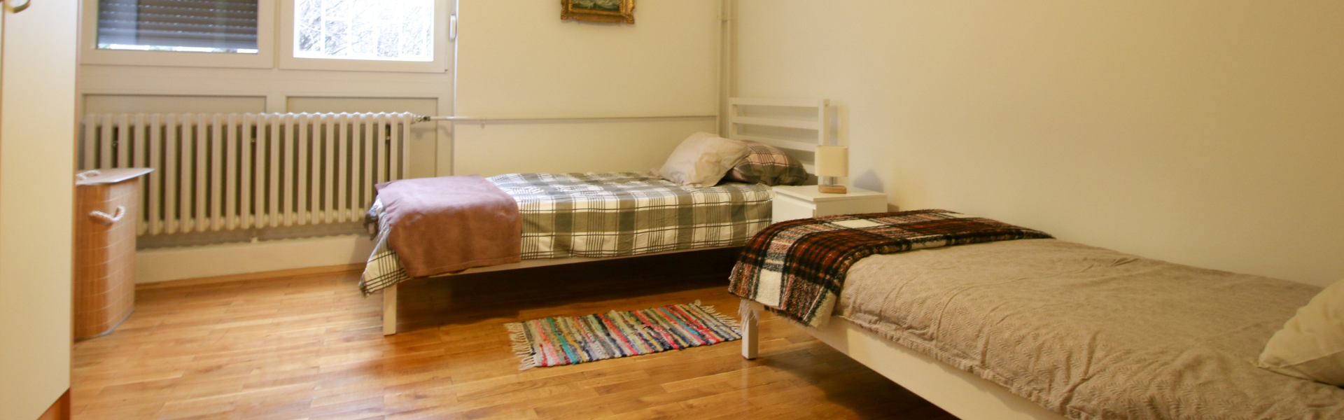 The image shows one of the bedrooms in Apt Mandalic.