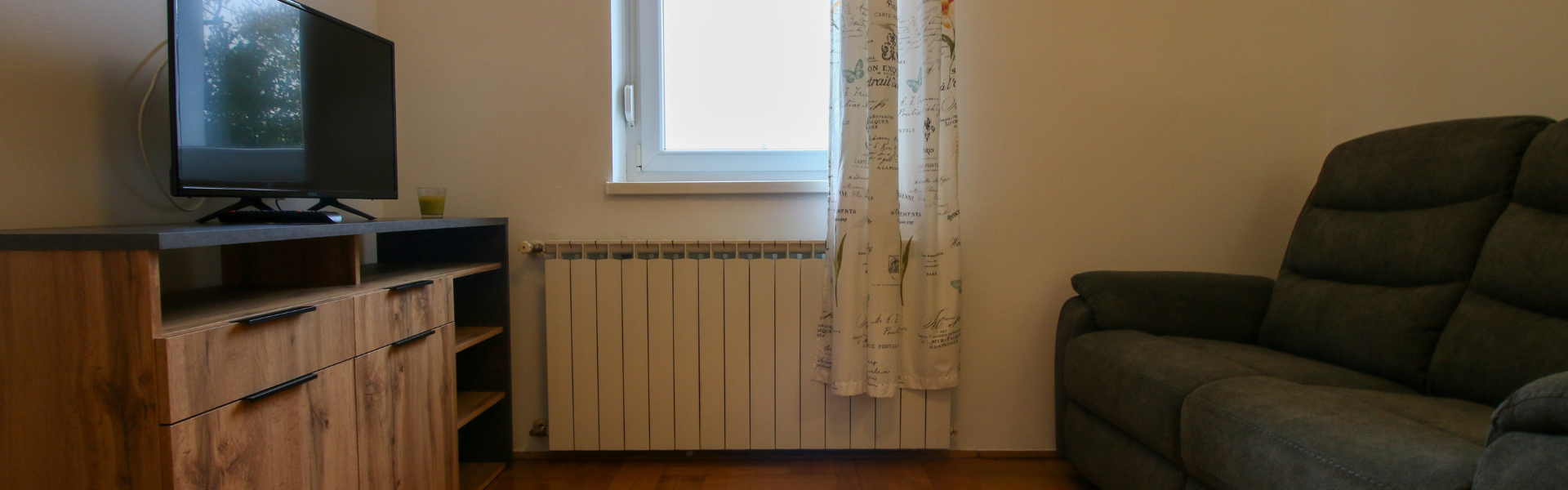 The image shows the living room of Apt Vocarska.