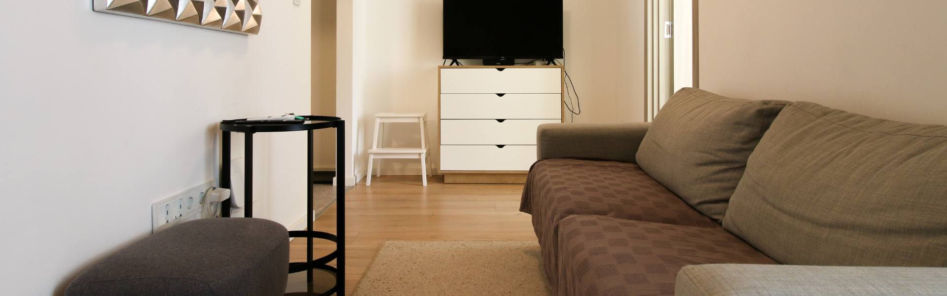 The image shows the living room of Apt Kovacic.